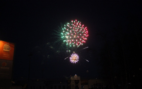 Появилось видео салюта на День Победы в Сыктывкаре