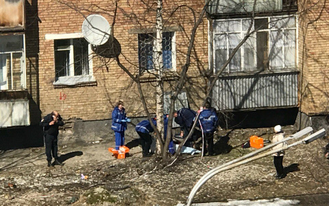 В Коми из окна пятиэтажки выпал мужчина (фото)