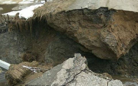 В Коми вместе со снегом смыло дорогу (фото)