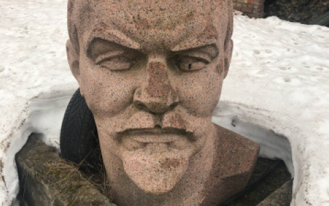 В Сыктывкаре продают четырехтонную голову Ленина (фото)