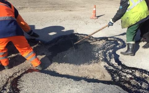 В Сыктывкаре начали латать ямы на дорогах (фото)