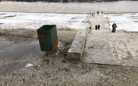 Набережную в Сыктывкаре разрушают потоки талой воды (фото)