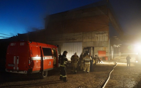 В Сыктывкаре 6 часов полыхало крупное предприятие (фото)
