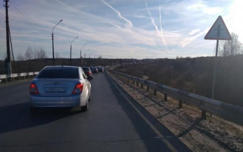 Под Сыктывкаром автомобилисты стояли в 7-километровой пробке (фото)