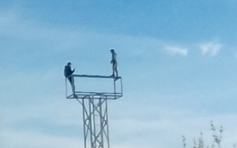 В Сыктывкаре подростки балансировали на краю 10-метровой вышки (фото)