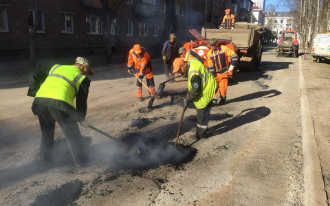 На дорогах Сыктывкара латают дыры: 10 фото усердной работы «коммунальщиков»