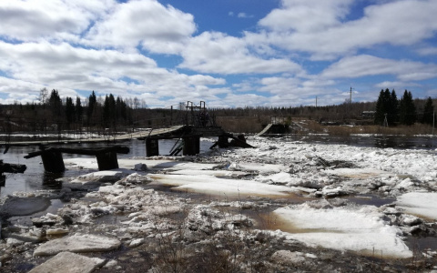 Буйство стихии: в Коми река снесла мост (фото, видео)