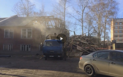 В центре Сыктывкара снесли двухэтажный деревянный дом (видео)