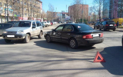 В Сыктывкаре у гостиницы «Центральной» водитель «Киа» сбил мотоциклиста