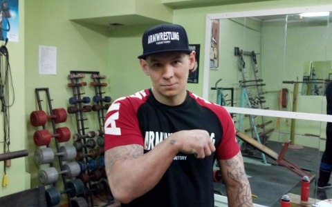 В конкурсе «На спорте» два красавца в тренажерном зале (фото)