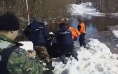 Появилось видео с места ЧП в Коми, где утонул вездеход с семью пассажирами