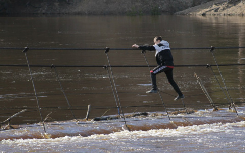 Слабоумие и отвага: в Коми смельчаки перебираются по мосту, который разрушила река