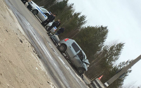 В Коми «Рено» влетел в бетонный столб, водитель погиб (фото)