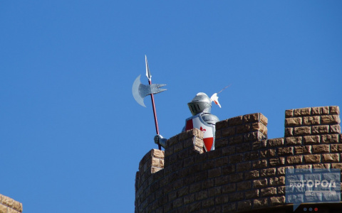 В средневековом замке около Кировского парка Сыктывкара появился рыцарь (фото)