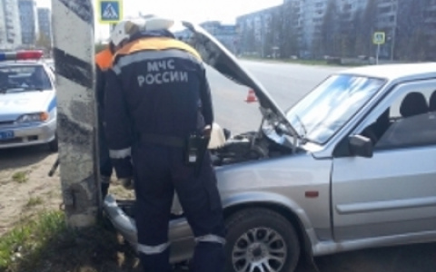 В Коми «Рено» влетела столб, погиб человек