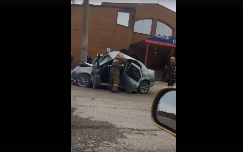 Появилось видео с места смертельного ДТП в Коми, где «Рено» влетела в столб