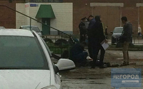 Фото очевидца: в Сыктывкаре женщина разбилась насмерть, выпав с балкона