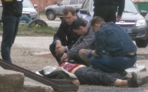 Стала известна личность сыктывкарки, которая выпала с балкона дома на Морозова