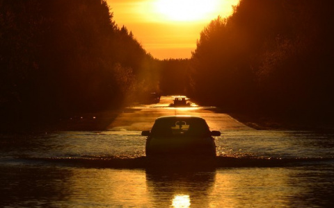 Паводок в Сыктывкаре: машины тонут в воде, а люди делают художественные снимки (фото)