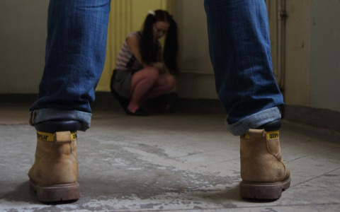 В Коми отец-педофил изнасиловал родную дочь