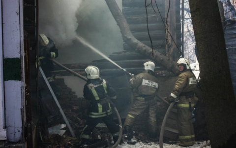 В Сыктывкаре полыхает многоквартирный дом