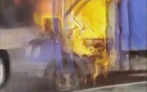 Видеорегистратор заснял, как в Коми прямо на дороге полыхает «Газель»