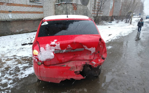 В Коми водитель «Рено» въехал в «Чери» с автоледи за рулем (фото)
