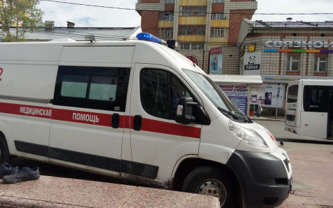 В Сыктывкаре на площадке у «Детского мира» травмировался 10-летний мальчик (фото)