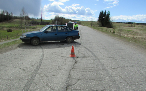 В Коми «Нексия» сбила женщину, когда она бежала к такси (фото)