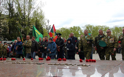 В Сыктывкаре День пограничника отметили пирогами и возложением цветов (фото)