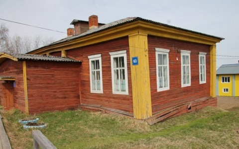 Жителей села в 25 километрах от Сыктывкара лечат в полусгнившей избе (фото)