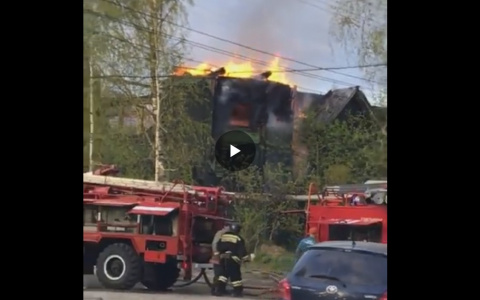Появились видео крупного пожара на объекте культурного наследия в Сыктывкаре