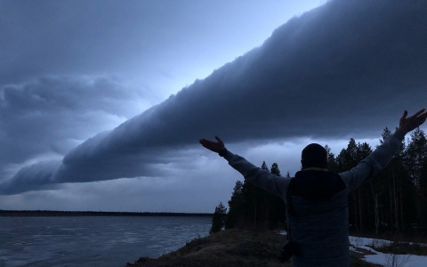 Жителей Коми испугали черные апокалиптические облака в небе (фото)