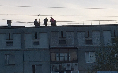 В Сыктывкаре дети перелезали через ограждения на краю крыши многоэтажки (видео)