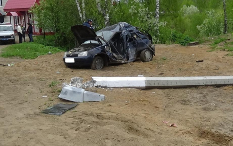 В Коми два парня на «Ладе Калине» снесли бетонный столб (фото)