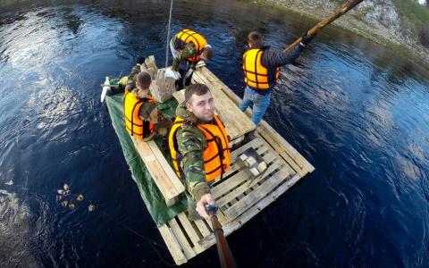 Жители Коми собрали плот из бутылок и поддонов, взяли с собой мангал и отправились в путешествие