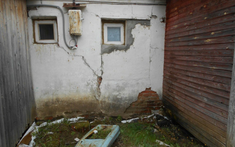«Они издеваются»: сыктывкарка живет в квартире, которая 6 лет официально непригодна для жизни