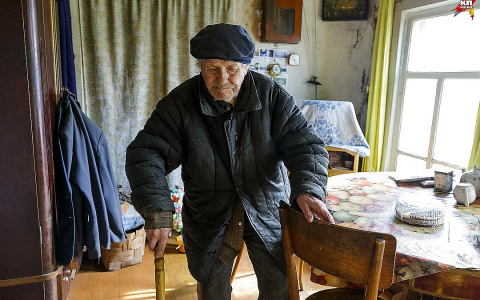 Одинокий старик из Коми, который пожертвовал 1 млн детям, сам живет в холодной развалюхе