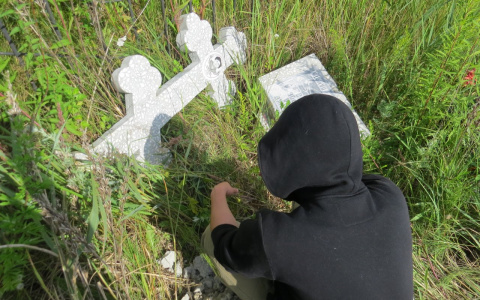 В Коми вандалы устроили погром на кладбище