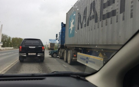 В Сыктывкаре фура протаранила «семерку» и 20 метров протащила ее по дороге (фото)