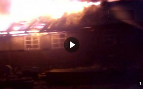 Появилось видео крупного пожара в сыктывкарском ритуальном салоне