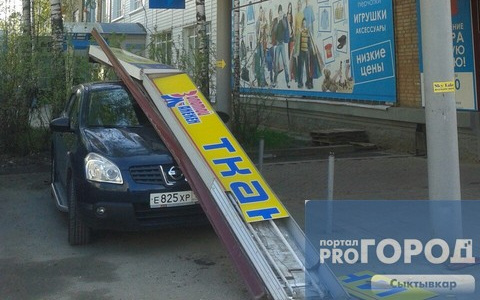 В Сыктывкаре огромная вывеска придавила иномарку (фото)