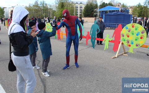 Человек Паук, акробатика и фотосет с Богатырем: в Сыктывкаре отпраздновали 1 июня (фото)