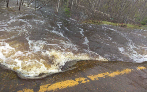 Природная катастрофа: в Коми паводок смыл огромный кусок дороги (фото, видео)