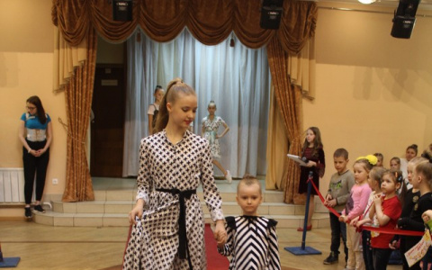 В Сыктывкаре прошел модный показ для мам и дочек, которые одеваются одинаково (фото)