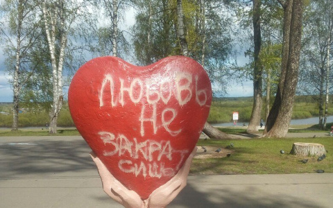 В Сыктывкаре вандалы снова испортили памятник «Сердце» (фото)