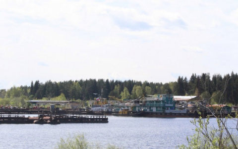 Прогулка по Краснозатонскому: залив, тысяча коттеджей и памятник речникам (фото)