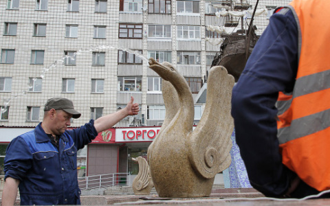 Лебедей на фонтанах у «Детского мира» в Сыктывкаре переделали