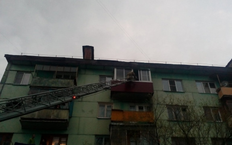В Коми на пожаре семь человек оказались в ловушке на балконе (фото)