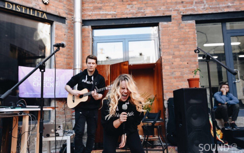 Сыктывкарка с необычной манерой исполнения собирает толпы зрителей в Питере (фото, видео)